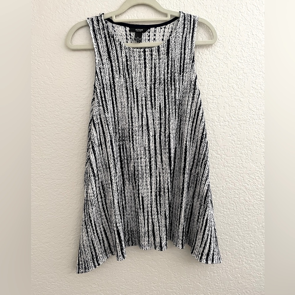 🟢bundle n save 3 for 20 designated by 🟢 patterned blue blouse